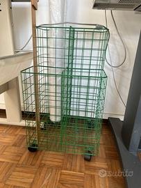 cesto griglia verde con rotelle
