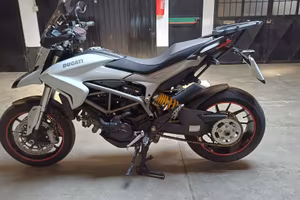 MOTO DUCATI HYPERSTRADA
