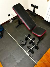 Panca da palestra con pesi e tappeto