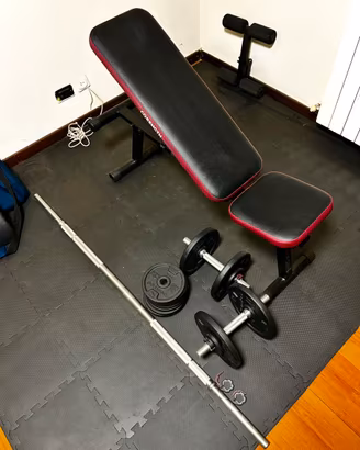 Panca da palestra con pesi e tappeto