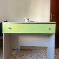 scrivania con cassetto