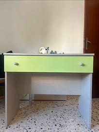 scrivania con cassetto