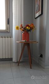 coppia di tavolinetti moderni