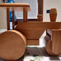 trattore in legno Wako. 