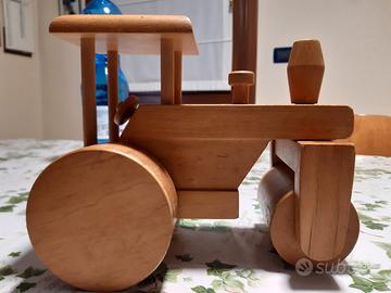 trattore in legno Wako. 