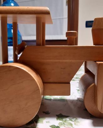 trattore in legno Wako. 