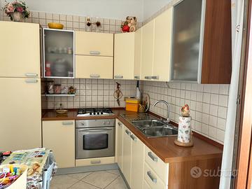 Cucina completa di elettrodomestici e tavolo