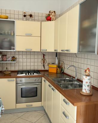 Cucina completa di elettrodomestici e tavolo
