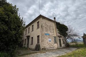 CASA SINGOLA DA RISTRUTTURARE CON SCOPERTO ESCLUSI