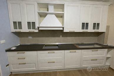Cucina bianca in legno massello pari al nuovo