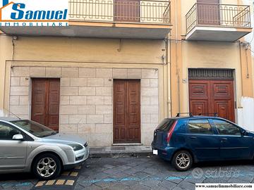 Riposto, palazzetto con garage (CT)