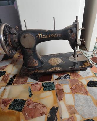 Macchina da cucire vintage in ferro Naumann 