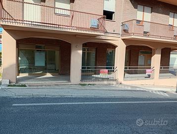 Locale commerciale + magazzino garage Porta Marina