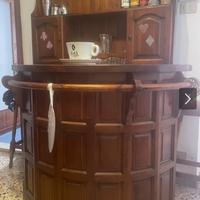 Mobile bar: banco, credenza porta bottiglie e 2 sf