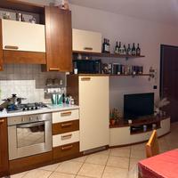 Cucina completa di parete attrezzata, tavolo e sed