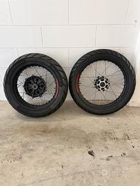 Cerchi a raggi Moto Guzzi V85 TT con pneumatici