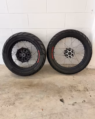 Cerchi a raggi Moto Guzzi V85 TT con pneumatici