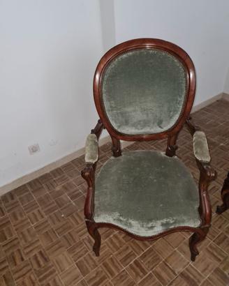 poltroncina in legno e velluto