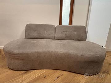DIVANO SEMINUOVO (1 ANNO DI VITA) - 250 EURO