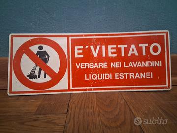 Cartello vietato versare 