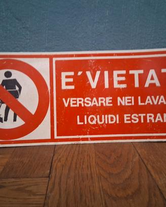 Cartello vietato versare 