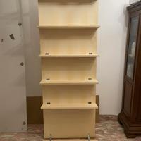 Pannello in legno con mensole