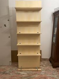 Pannello in legno con mensole