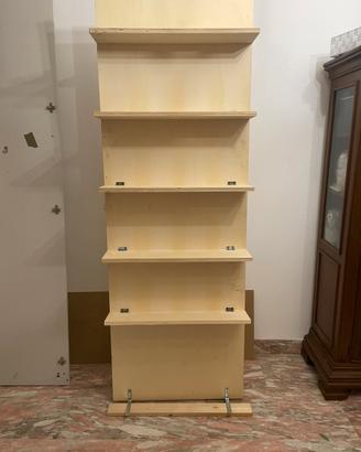 Pannello in legno con mensole