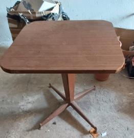 Tavolo ottagonale con gambe in ferro