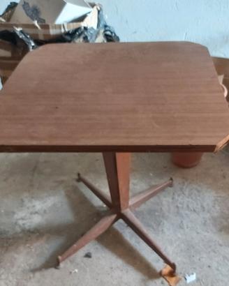 Tavolo ottagonale con gambe in ferro