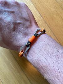 Braccialetto con moschettoni decorativi