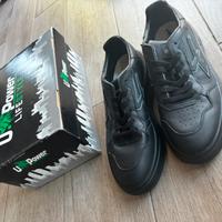 Modello Kal Sneaker antiscivolo U-Power nero/grigi