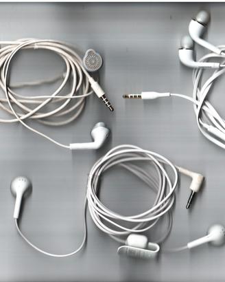 3 auricolari con cavo ricondizionati