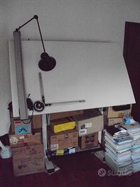 Tavolo da disegno tecnico con tecnigrafo