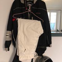 Abbigliamento completo donna con snowboard e scarp