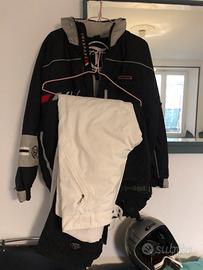 Abbigliamento completo donna con snowboard e scarp