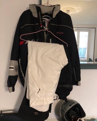 Abbigliamento completo donna con snowboard e scarp