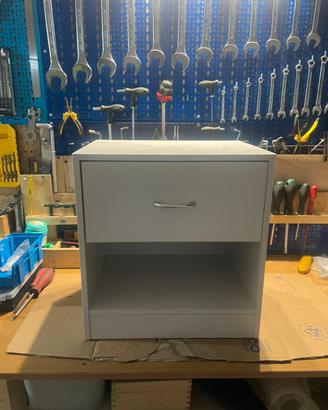 Comodino  bianco per cameretta