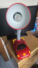 Lampada da scrivania a forma di automobile