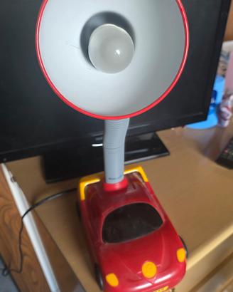 Lampada da scrivania a forma di automobile