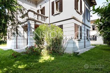 Villa di 436 m² con più di 5 locali e box auto a C