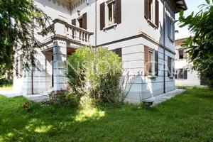 Villa di 436 m² con più di 5 locali e box auto a C