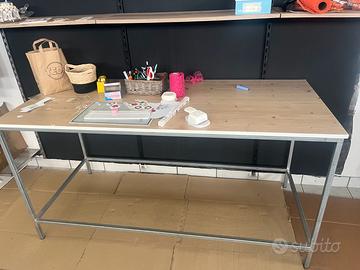 Tavolo da lavoro o esposizione