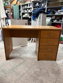Scrivania in legno con casetti