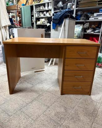 Scrivania in legno con casetti