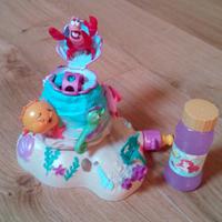 Gioco con bolle di sapone e acqua