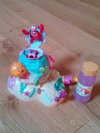 Gioco con bolle di sapone e acqua