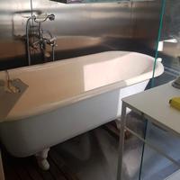 vasca bagno ghisa antica e rubinetto antico