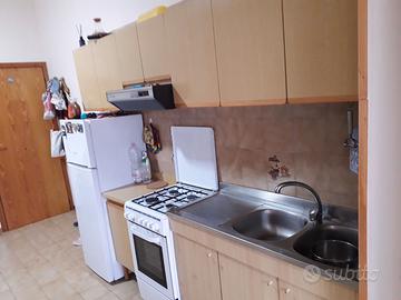 Lavello da cucina con rubinetto e sifone