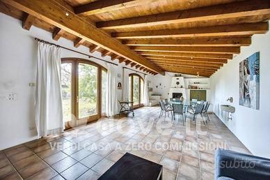 Villa di 370 m² con 5 locali e box auto a Paese